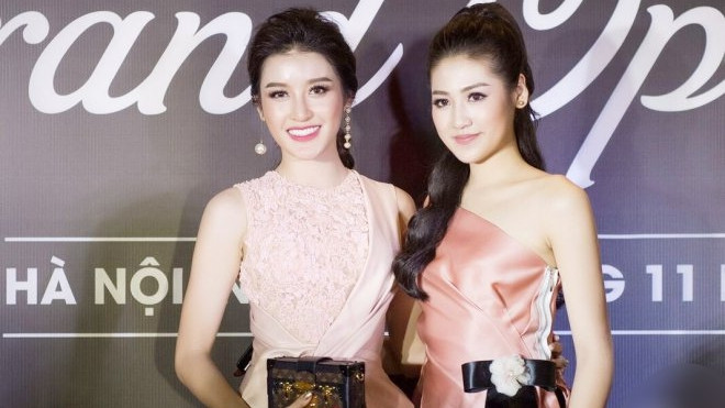 Á hậu Tú Anh thân thiết chụp ảnh cùng Huyền My sau tin đồn 'đá xéo' đàn em Ảnh 2