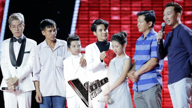 Xúc động với khoảnh khắc Vũ Cát Tường tận tay đưa bố học trò lên sân khấu tri ân Ảnh 2