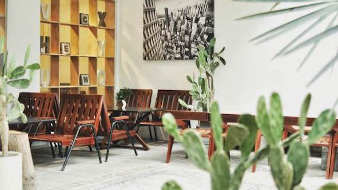 Giá cao ngất ngưỡng nhưng điều gì lại thu hút các bạn trẻ tìm check-in rần rần ở quán coffee này thế? Ảnh 2