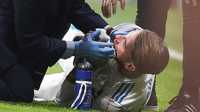 Cận cảnh pha vỡ mũi kinh hoàng của Ramos khiến Real ‘giương cờ trắng’ trước Barca Ảnh 2