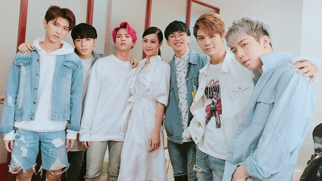 Đông Nhi lần đầu đưa 6 'gà cưng' nam thần khuấy động hàng ngàn sinh viên Ảnh 2