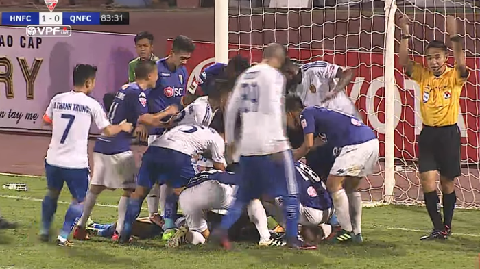 Cầu thủ Quảng Nam nằm bất động sau va chạm kinh hoàng Ảnh 2