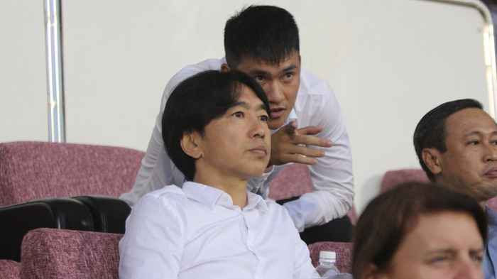 HLV Miura 'gây sốt' ngày trở lại sân Thống Nhất xem đội bóng Công Vinh 'thủy chiến' Ảnh 2