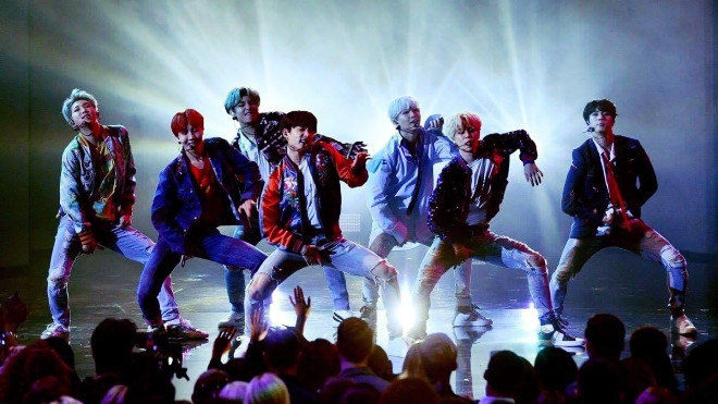 Quá tự hào về những đại diện châu Á: Sau PSY, BTS khiến sân khấu AMAs 'nổ tung' Ảnh 2