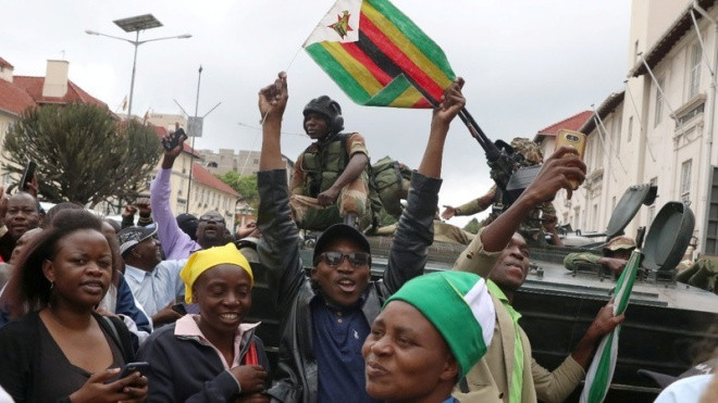 Tổng thống mất chức, dân Zimbabwe reo hò, nhảy múa ăn mừng như đi hội Ảnh 2