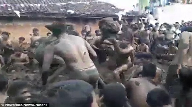 Trai làng đua nhau ném cả đống phân bò vào người vì lý do 'khó đỡ' Ảnh 2