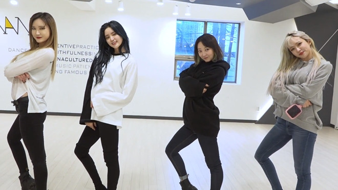  ‘Khùng có đầu tư’ như EXID: Thu âm hẳn phiên bản ‘hát hết hơi’ quậy tưng phòng tập Ảnh 2