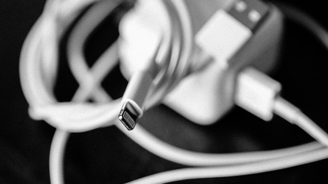 Dùng iPhone suốt mấy năm, bây giờ tôi mới hiểu tại sao cáp sạc iPhone lại dễ hỏng đến vậy Ảnh 2