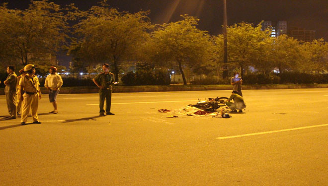 Ngã xuống làn ô tô, đôi nam nữ bị xe container cán thương vong Ảnh 2