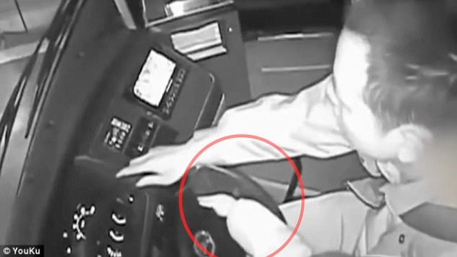 Tài xế 'vạn năng' một tay ôm cháu dạy lái, một tay lái xe Ảnh 2