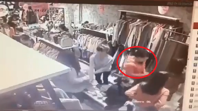 Clip: Vờ vào thử đồ, 'nữ quái' trộm 3 chiếc điện thoại và 6 triệu đồng trong tích tắc Ảnh 2