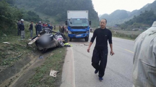 Xe ô tô nát bươm sau tai nạn 4 người tử vong, 1 người nguy kịch Ảnh 2