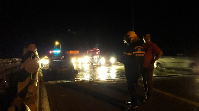 Xe 7 chỗ bốc cháy ngùn ngụt gần cầu Cần Thơ, quốc lộ 1A tắc nghẽn hàng chục cây số Ảnh 2