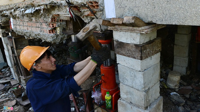 'Thần đèn' nâng cao 3 m giảng đường ngôi chùa 2.000 tấn ở Sài Gòn Ảnh 2