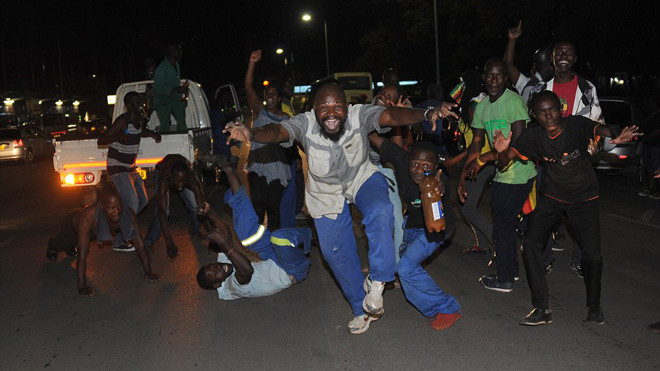 Tổng thống từ chức, dân Zimbabwe reo hò, nhảy múa ăn mừng suốt đêm Ảnh 2