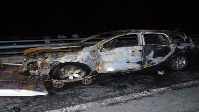 Ôtô phát hỏa khi đổ dốc cầu, 3 người thoát chết Ảnh 2