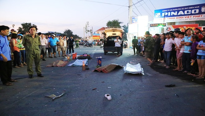 Không khởi tố vụ tai nạn khiến 2 con gái chết thảm, vợ chồng ôm nhau khóc giữa sân cơ quan điều tra Ảnh 2