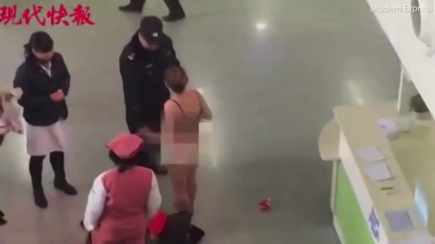 Tốn tiền phẫu thuật mà không đẹp như ý, người phụ nữ lột đồ 'ăn vạ' trước cửa bệnh viện Ảnh 2