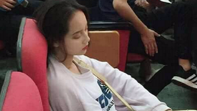 Bức ảnh nữ sinh NEU chứng minh 'chân lý': Đã xinh thì ngủ gật cũng xinh Ảnh 2