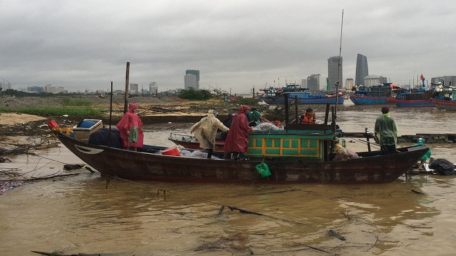 Vớt được thi thể thanh niên 19 tuổi rủ bạn nhảy cầu Thuận Phước tự tử do thất tình Ảnh 2
