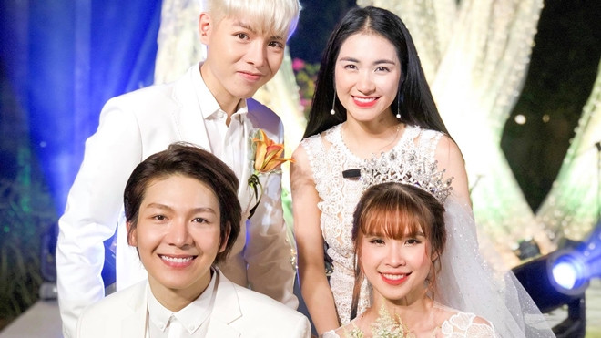 Đức Phúc, Hòa Minzy và dàn sao Việt hào hứng khoe ảnh bên vợ chồng Khởi My - Kelvin Khánh trong tiệc cưới Ảnh 2