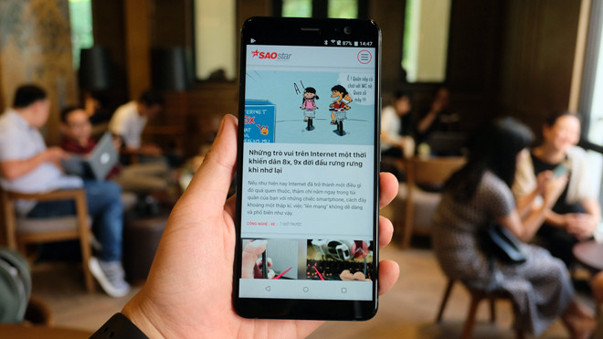 Cận cảnh HTC U11 Plus: Smartphone 'bóng bẩy' nhất hiện nay Ảnh 2