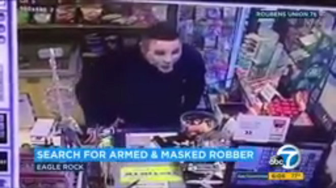 Tên trộm đáng yêu nhất quả đất: Cầm súng đi cướp, đắp mặt nạ dưỡng da để nguỵ trang Ảnh 2