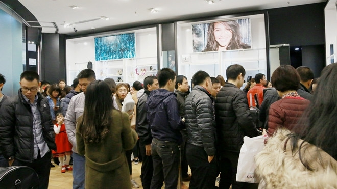 Trời lạnh 11 độ C, người Hà Nội vẫn rủ nhau đi mua sắm trong ngày Black Friday Ảnh 2