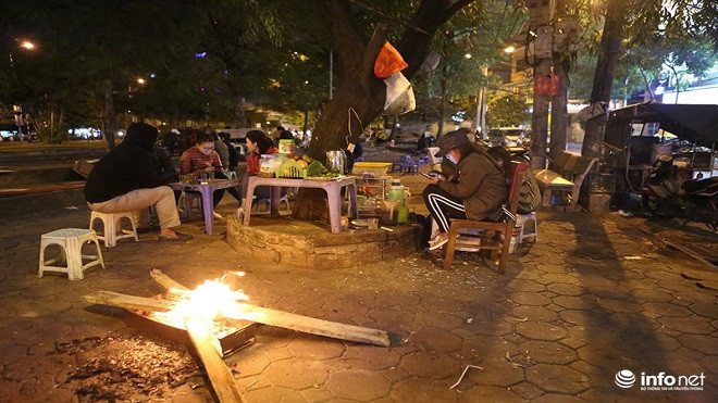 Nhiệt độ 11 độ C, người Hà Nội nổi lửa trên phố Ảnh 2