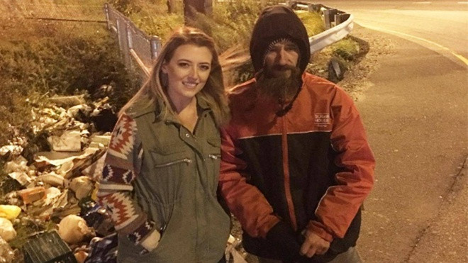 Vét những đồng cuối cùng trong túi giúp cô gái trẻ, người vô gia cư không ngờ điều hạnh phúc lại đến với mình Ảnh 2