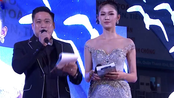 Thảm đỏ LHP Việt Nam lần thứ XX: Rối ren, MC Minh Tiệp và á hậu Thanh Tú liên tục giới thiệu sót tên khách mời Ảnh 2