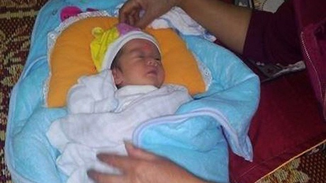 Bé gái sơ sinh còn nguyên dây rốn bị bỏ rơi bên bờ suối giữa trời đông Ảnh 2