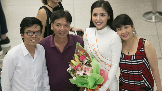 Bố mẹ Á hậu Khánh Phương từ Nha Trang bay vào TP.HCM để tiễn con gái đi Ba Lan Ảnh 2