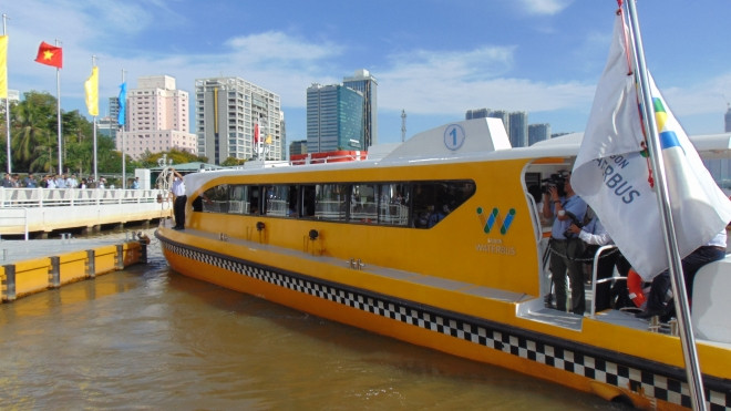 Người Sài Gòn háo hức xếp hàng trải nghiệm tuyến buýt đường sông đầu tiên Ảnh 2