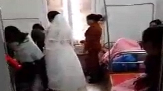 Hy hữu chuyện cô dâu vừa sinh con được chú rể tới tận viện đón về làm lễ cưới Ảnh 2