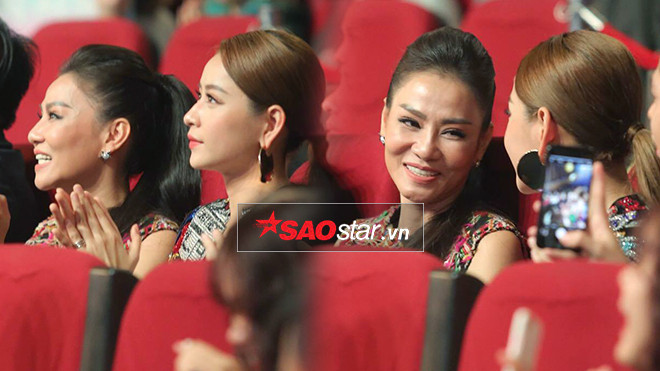 Khoảnh khắc định mệnh: Thu Minh - Chi Pu ngồi cạnh, vui vẻ trò chuyện cùng nhau tại MAMA 2017 Ảnh 2