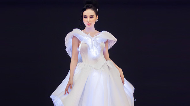 Angela Phương Trinh diện váy phát sáng trên thảm đỏ, lấn át dàn sao châu Á Ảnh 2