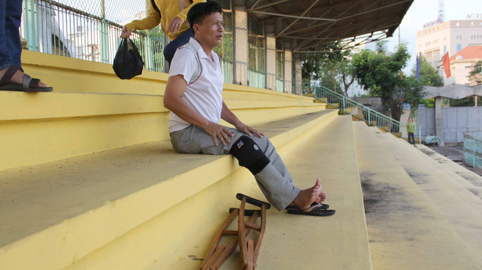 Khán giả Long An chống nạng đến sân cổ vũ ngày đội nhà rớt hạng Ảnh 2