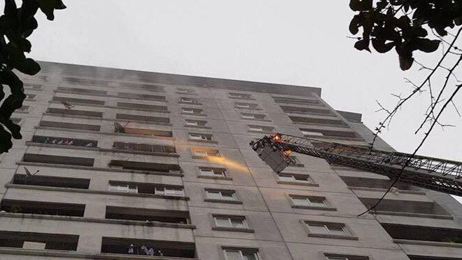 Cụ bà đốt giấy làm chung cư 17 tầng bốc cháy, nhiều người nháo nhào tìm cách thoát thân Ảnh 2