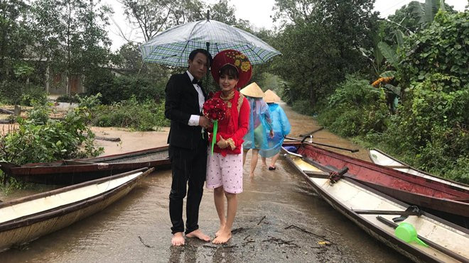 Đám cưới mùa lũ: Chú rể tháo hết giày xắn quần đến đầu gối, cô dâu mặc áo dài với quần đùi Ảnh 2