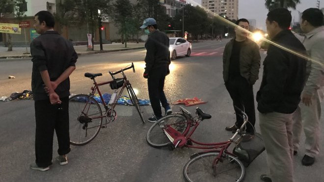 Truy tìm chiếc xe tải tông cụ ông văng xa 5m rồi bỏ chạy Ảnh 2