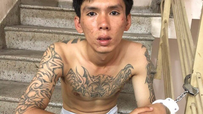 Nam thanh niên xăm trổ đầy mình giật dây chuyền của cô gái ngoại quốc ở trung tâm Sài Gòn Ảnh 2