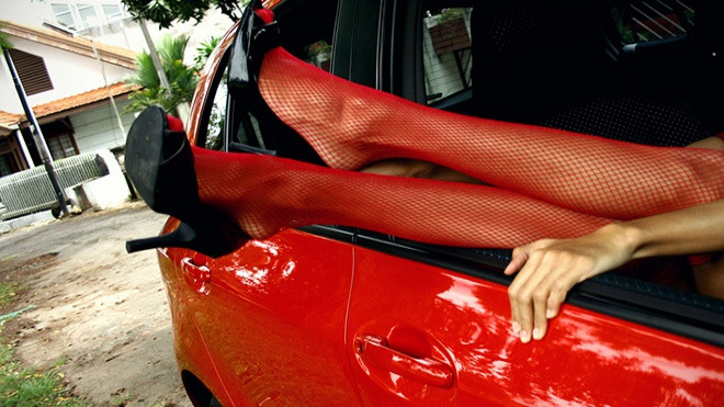 Vừa lái xe vừa làm 'chuyện ấy', cặp đôi nhận ngay cái kết không thể xấu hổ hơn Ảnh 2