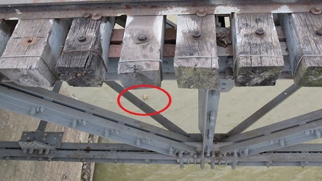 Cấm tàu thuyền qua lại sông Hồng để trục vớt bom dưới cầu Long Biên Ảnh 2