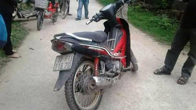 'Cẩu tặc' dùng hung khí chém người dân, cướp xe máy tẩu thoát Ảnh 2