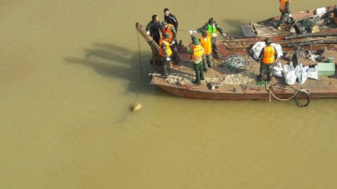 Đêm nay sẽ di chuyển quả bom dưới chân cầu Long Biên ra khỏi Hà Nội Ảnh 2