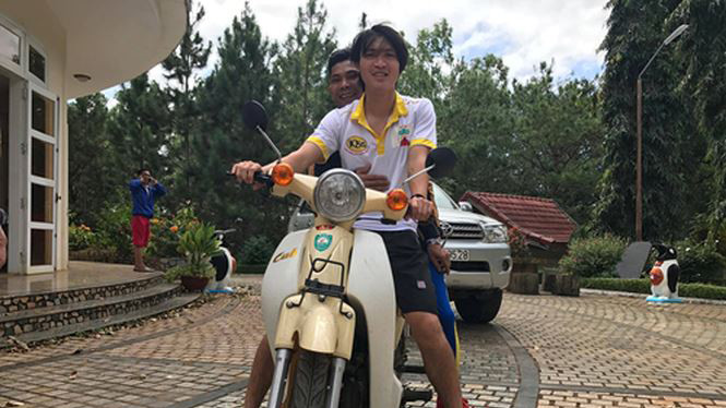 Tuấn Anh ngộ nghĩnh với xe Cub ở HAGL Ảnh 2