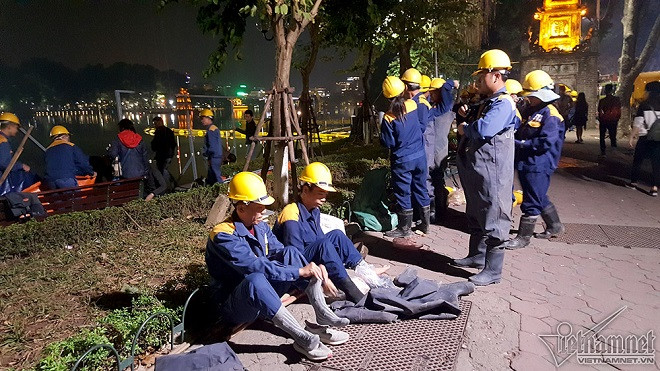 200 công nhân trắng đêm nạo vét hồ Hoàn Kiếm Ảnh 2