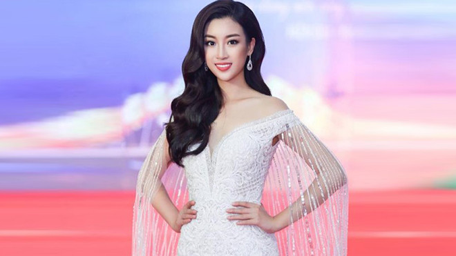 Sau thất bại ở cuộc thi nhan sắc Quốc tế, Huyền My, Mỹ Linh 'rủ nhau' diện đồ cũ đi sự kiện Ảnh 2