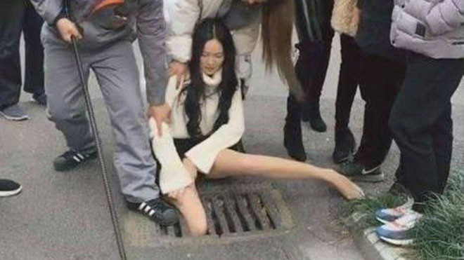 Khoảnh khắc xấu hổ đến độn thổ của thiếu nữ xinh đẹp chỉ vì mải mê bấm điện thoại Ảnh 2